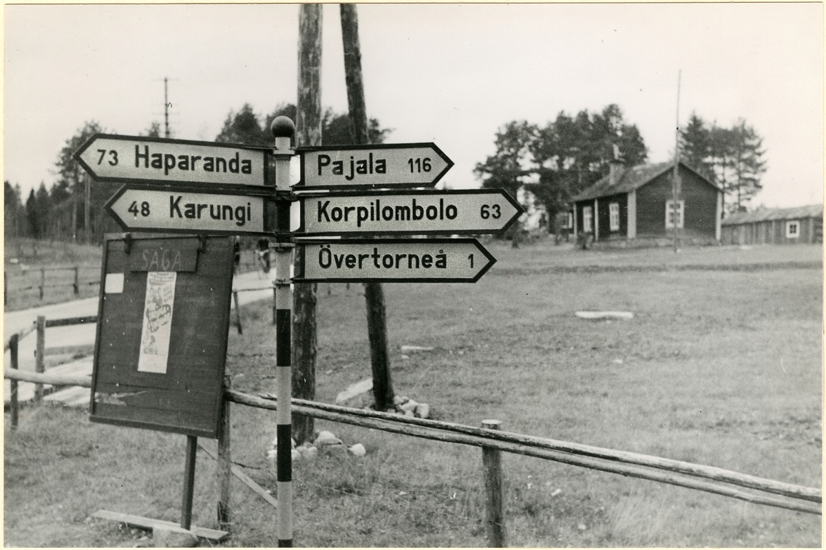 Vägskäl i korsningen Krookskavägen/Sockenvägen i Övertorneå.