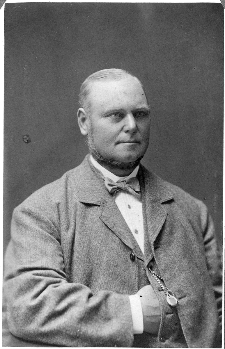 W. Amos, arbetschef vid Halmstad - Nässjö Järnvägar under åren 1872 - 1873.