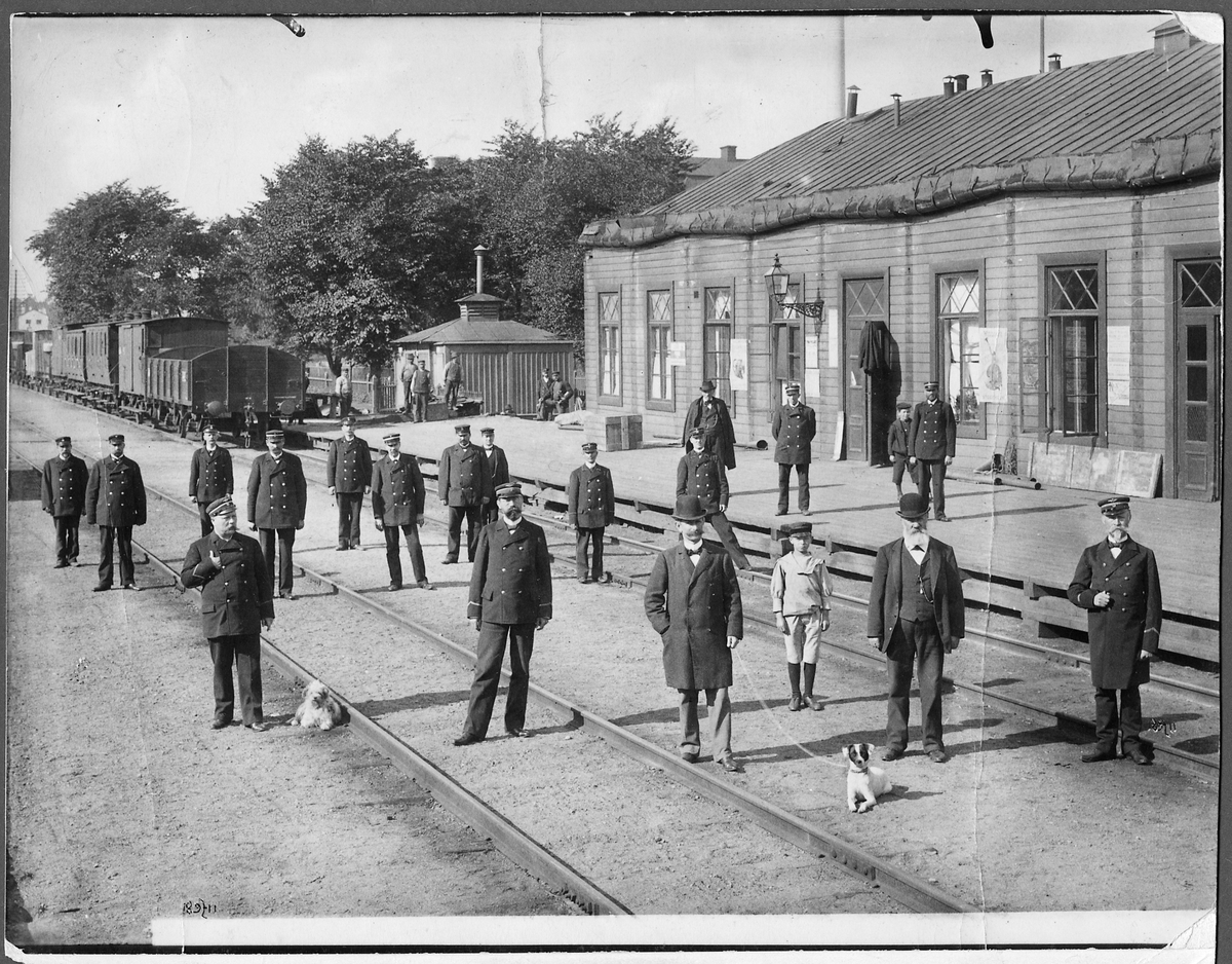Stockholm Södra station omkring åren 1898-1900. I främre raden från vänster: Förste stationsskrivare T Reuter, underinspektör Lundgren, förste stationsskrivare Bendix, expeditionsföreståndare Svensson och stationsinspektor G Carlsson.