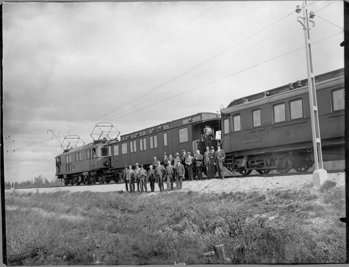 Elektrotekniska utskottet i Verein Deutscher Eisenbahnverwaltungen resa i Norrbotten år 1923. Här fotograferade vid Statens Järnvägar, SJ Pa 27.