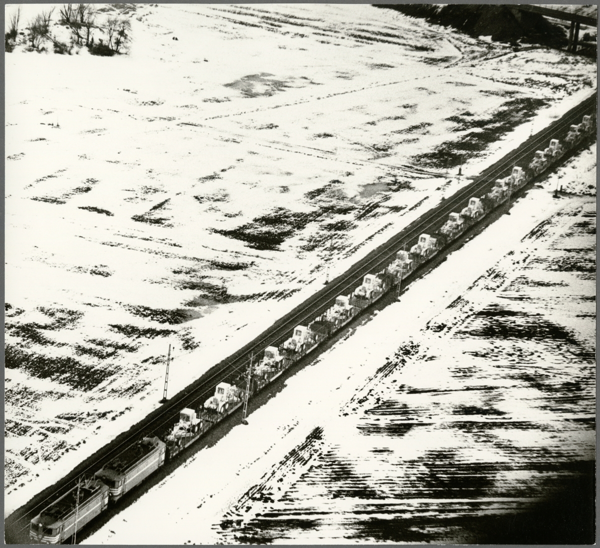 Transport av väghyvlare från Eskilstuna till Istanbul. Tågsättet bestod av 29 öppna godsvagnar och drogs av två multipelkopplade TGOJ Bt-lok från Eskilstuna till Flen, därifrån tog SJ över. Det rörde sig om en transport av 66 väghyvlar från Bolinder-Munktells som den turkiska staten hade beställt. Transporten var över 800 meter lång.
