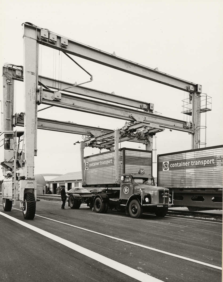 Kombitrafikens start 1965, SJ:s första containerterminal i Solna.