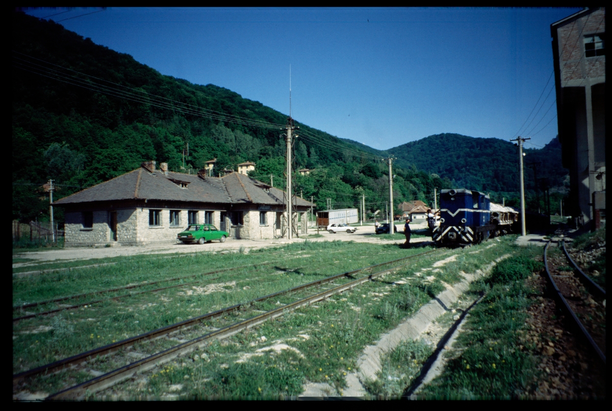 Disellok L45h-080. Stationshus vid kalkstensbanan, Bistrița, Rumänien.