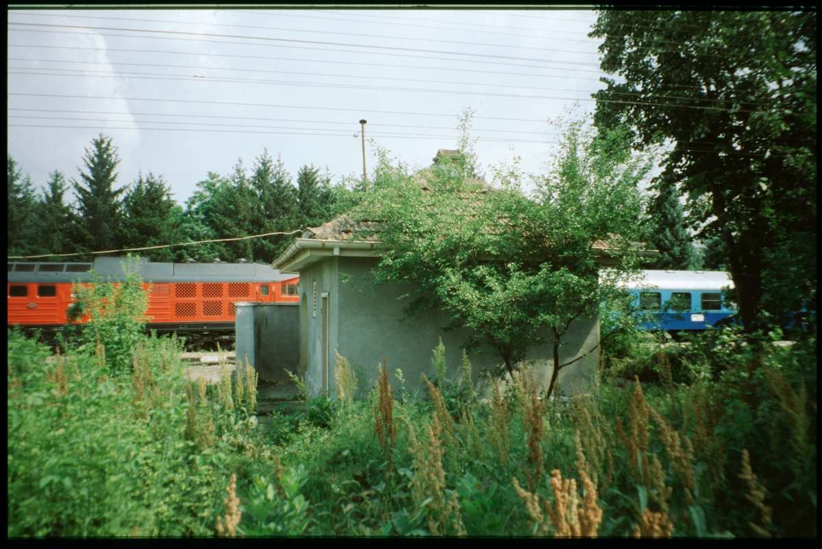 Baksida av toaletten vid järnvägen i Dojrenci, Bulgarien.