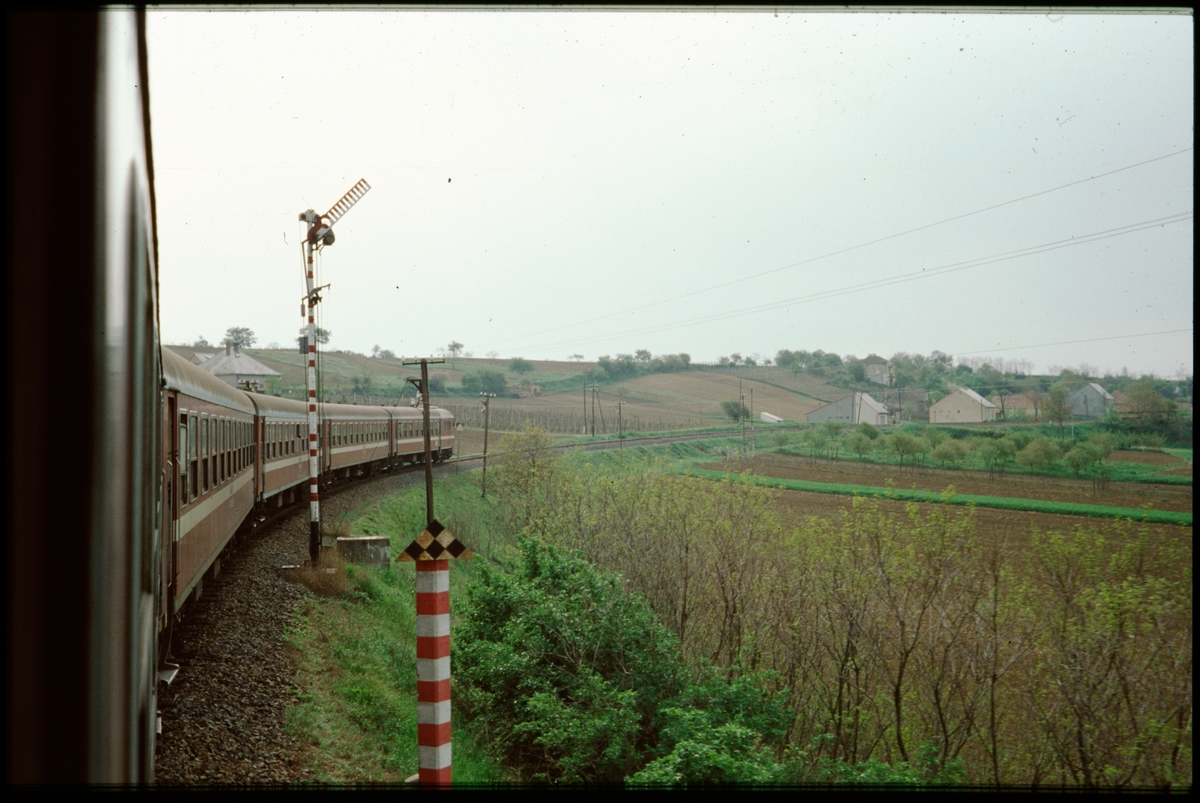 Persontåg på järnvägen genom Pörböly i Ungern.