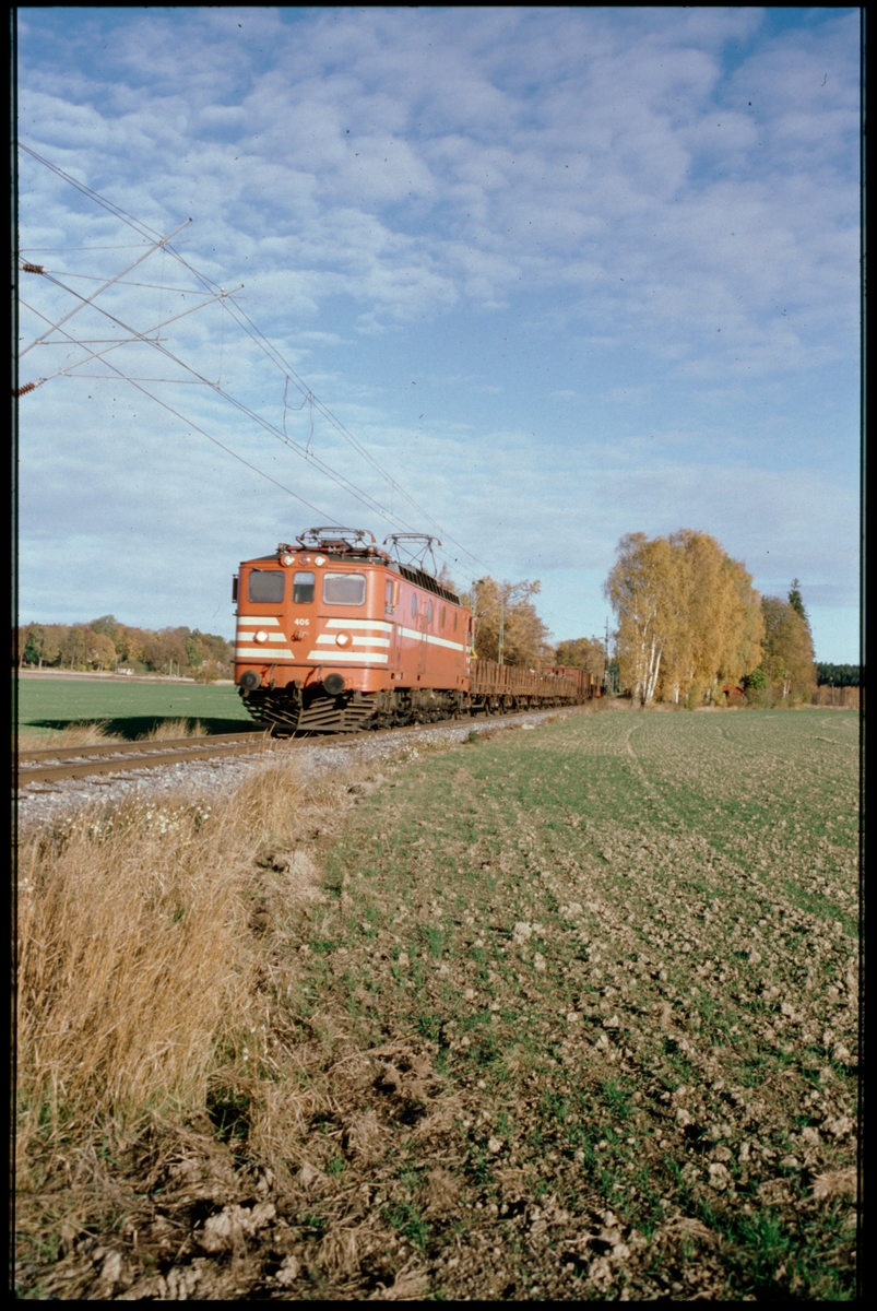 Trafikaktiebolaget Grängesberg - Oxelösunds Järnvägar, TGOJ Ma 406 med godståg vid Valsberga.