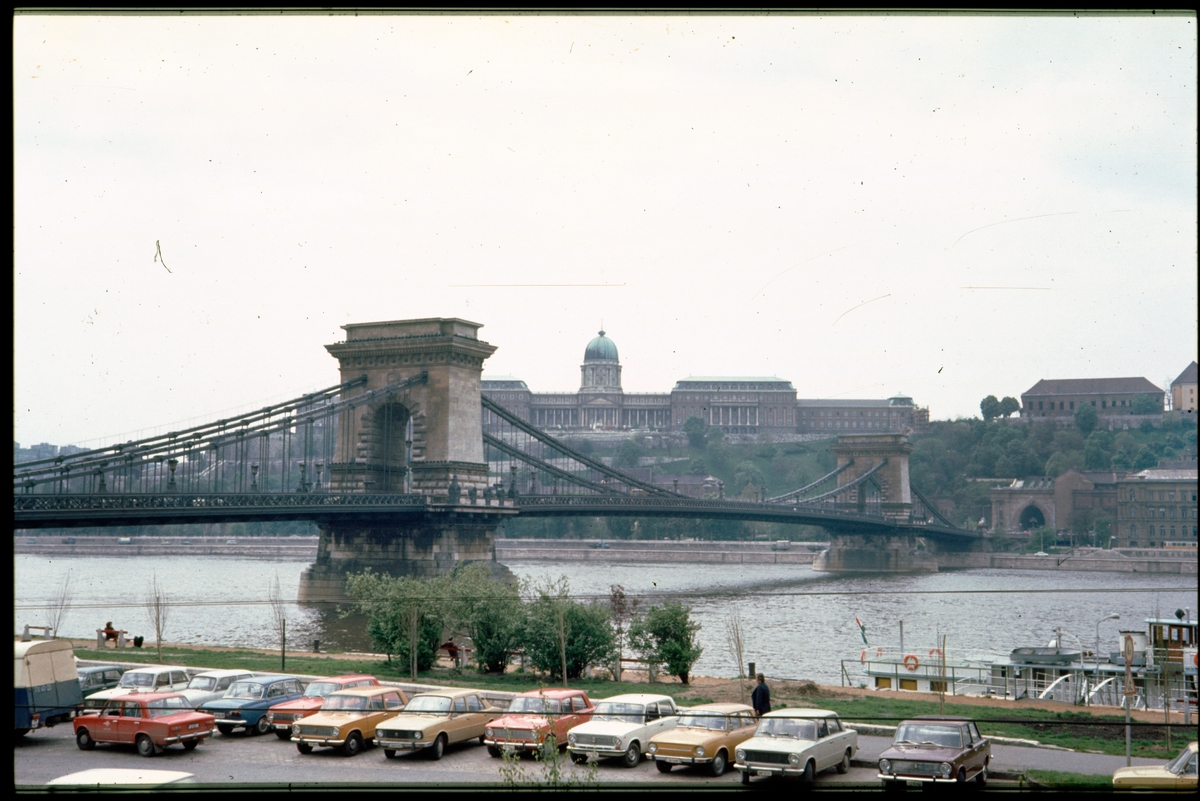 Vy över Budapest:s Bro över floden Donau.