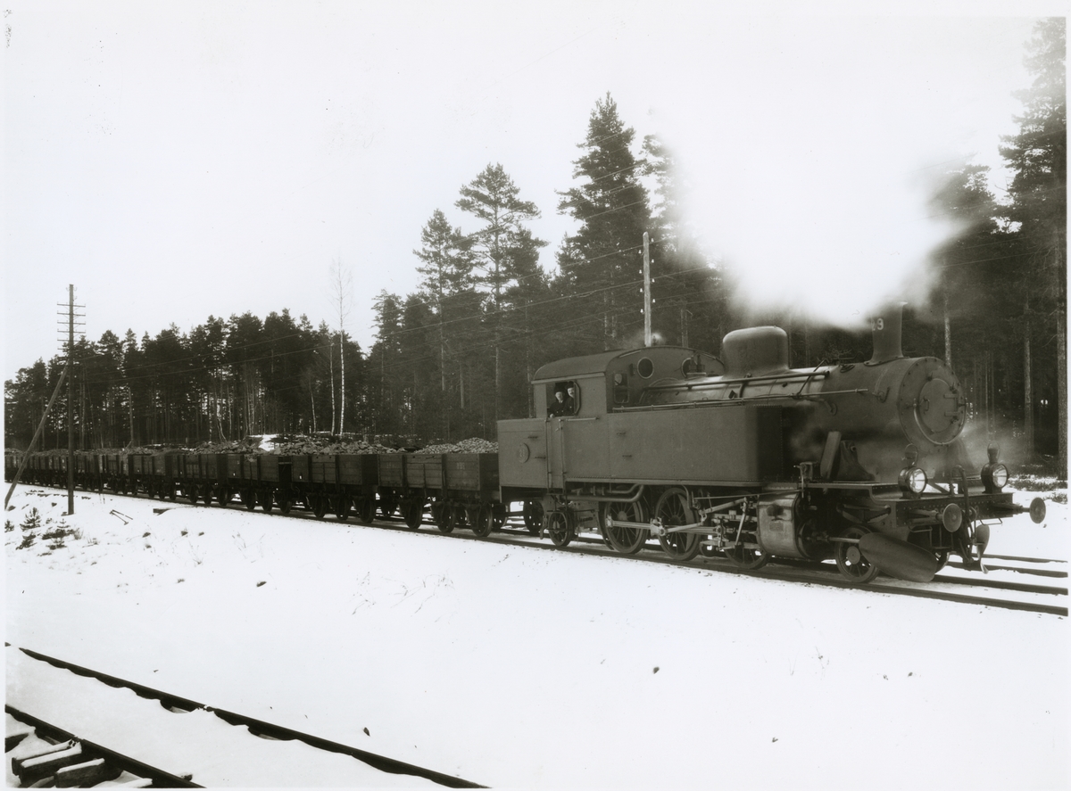 Frövi - Ludvika Järnväg, FLJ lok 29 med malmtåg efter linjen.