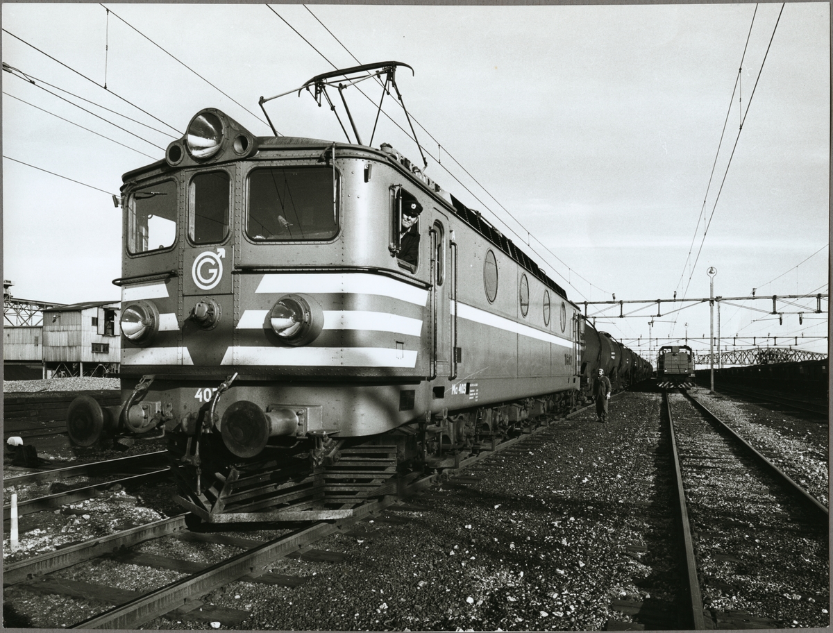 Trafikaktiebolaget Grängesberg – Oxelösunds Järnvägar, TGOJ Ma 403 med ett tåg av tankvagnar.