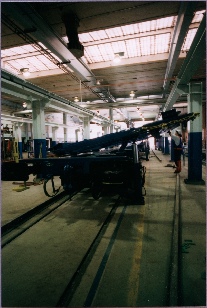 Transportvagn för växlar med littera Sklps lastas med en växel i fabrikslokalen vid Cogifer, Örebro, där växlarna tillverkas.