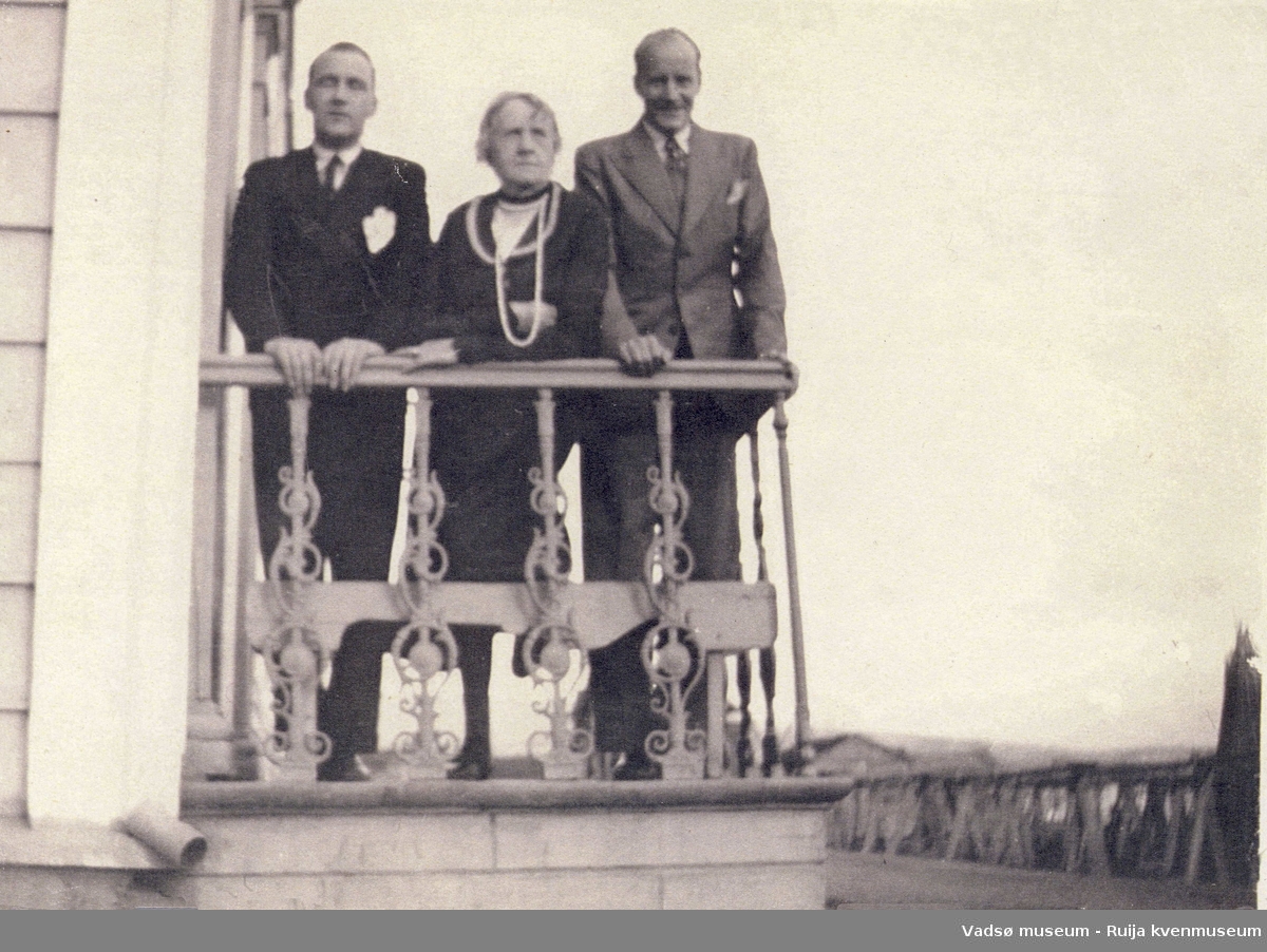 Kitta Esbensen antatt med sønnene Aage og Carl (Kalle) i 1933 på trappa til Esbensengården.