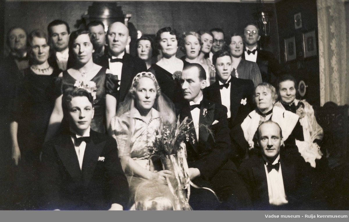 Brudeparet Aage og Laura Esbensen med gjester i 1937.