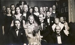 Brudeparet Aage og Laura Esbensen med gjester i 1937.