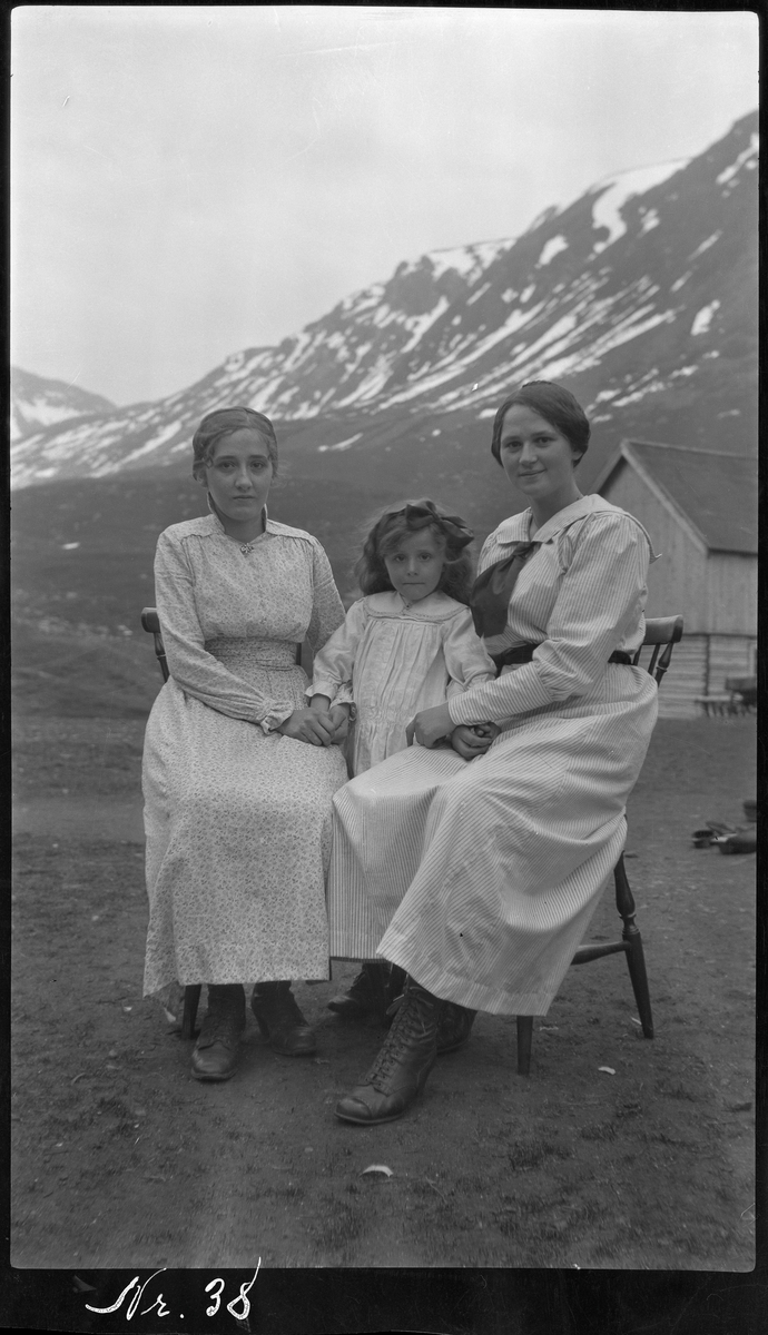 Gruppeportrett av tre søstre tatt utendørs i Dale på Grytøy.