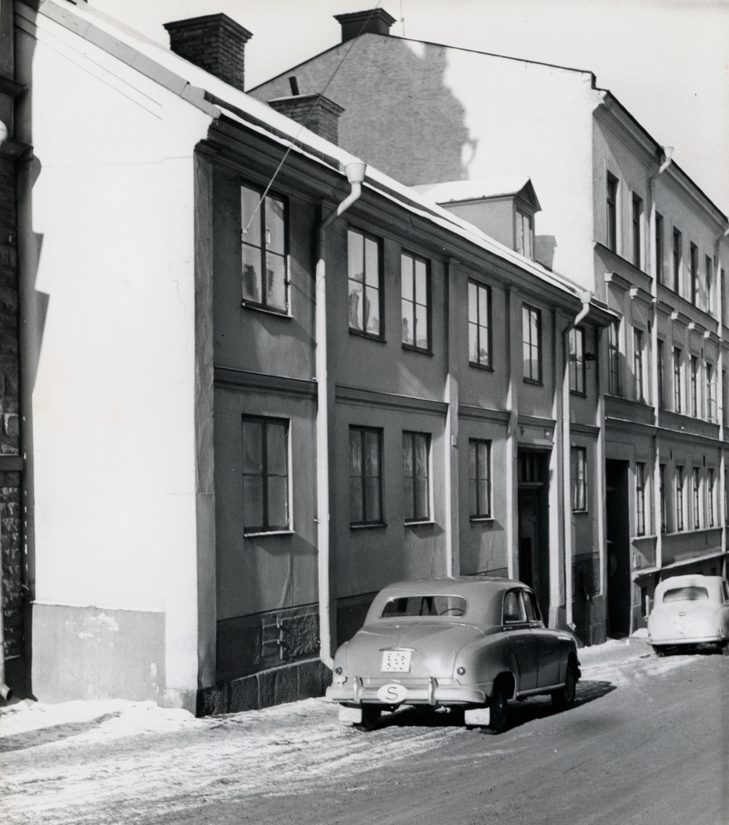 Gatufasad tillhörande Tunnbindaregatan 19 i kvarteret Haken i Norrköping. Bilden är tagen i samband med rivningsansökan 1953. John Journath Byggnadsbyrå kommer under 1950-talet bygga nya bostäder inom kvarteret med början på tomten Haken nr 9. Vy mot nordväst.
