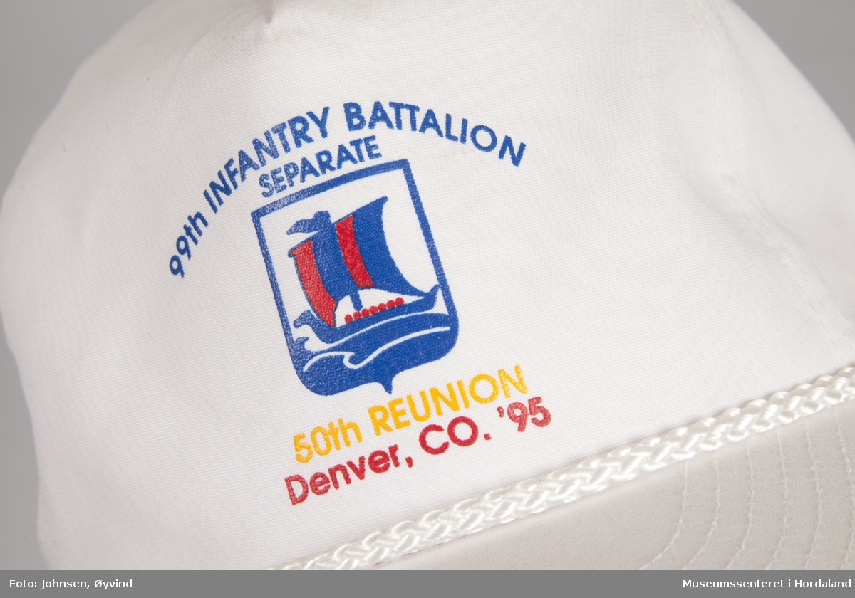 99. bataljonmerket er trykket på med innskriften:
"99th INFANTRY BATTALION SEPARATE 50th REUNION Denver, CO. '95"