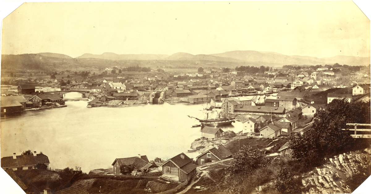 Panoramautsikt over Skien med bebyggelse, havn og broer. Fotografert mellom 1870 og 1886.