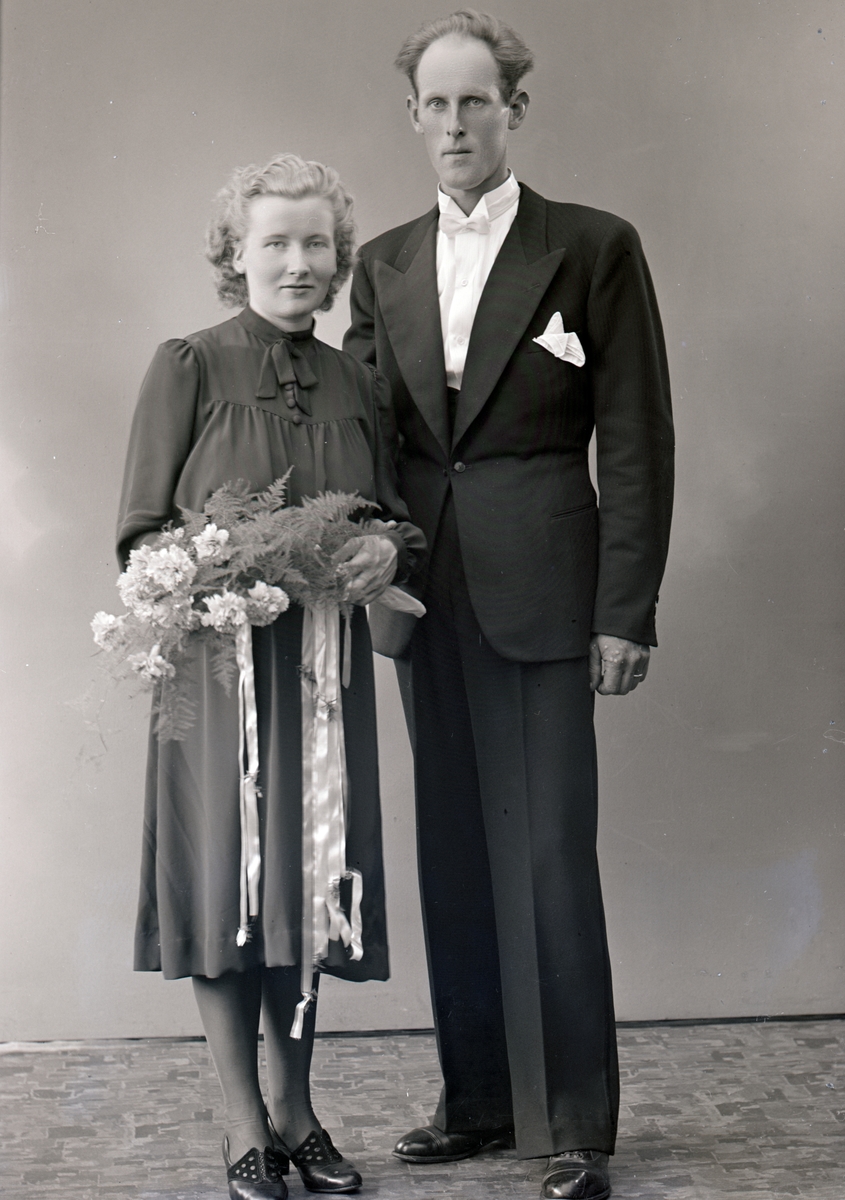 Enligt fotografens journal nr 6 1930-1943: "Markusson, Sixten Ucklum brudpar".