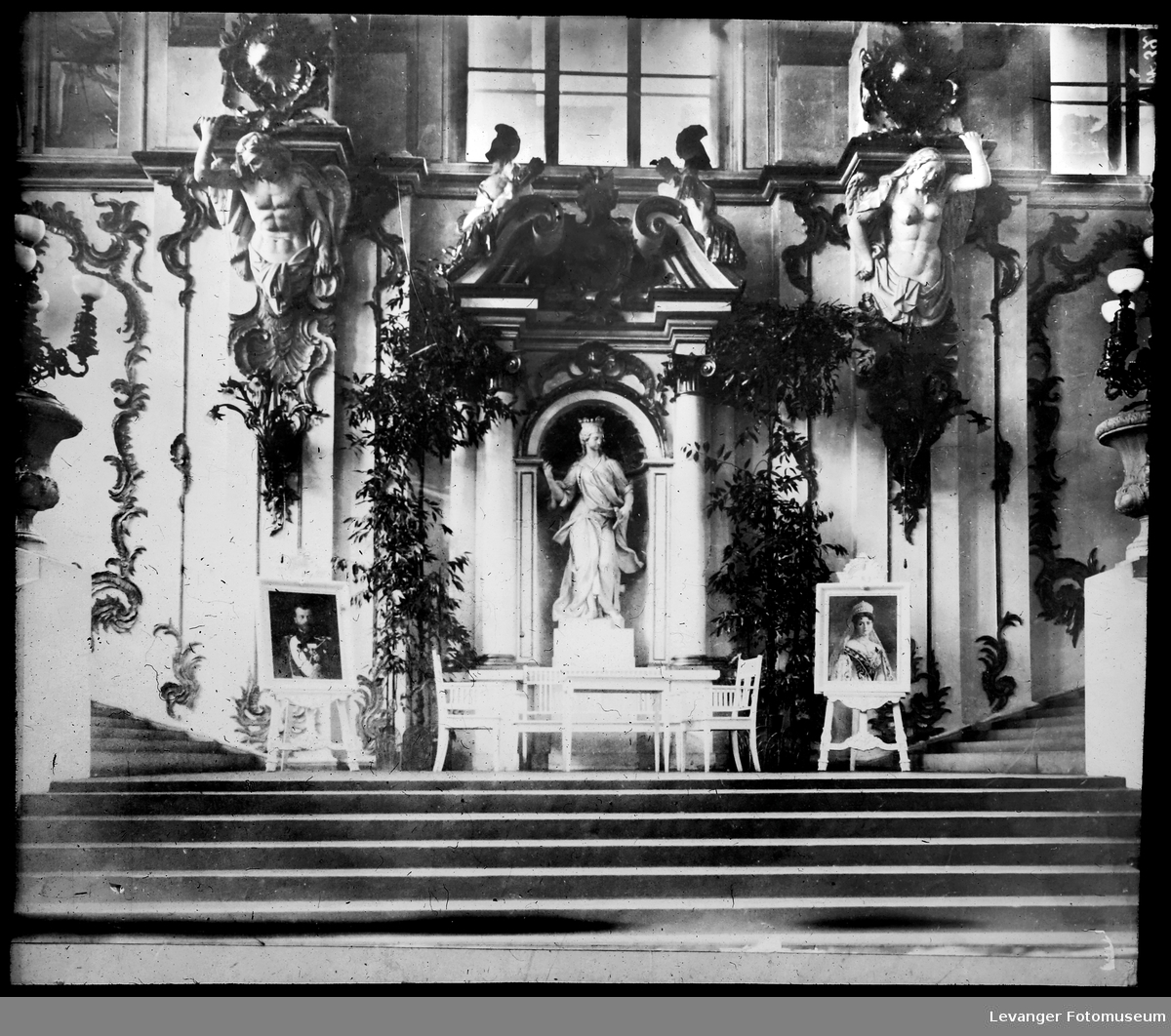 Inngangspartiet i Vinterpalasset, deler av palasset ble tatt i bruk til sykehus under 1. verdenskrig. Vi ser her portrettene av tsar NIkolaj 2 og keiserinne Aleksandra Fjodorovna (tsarina Alexandra Feodorovna).