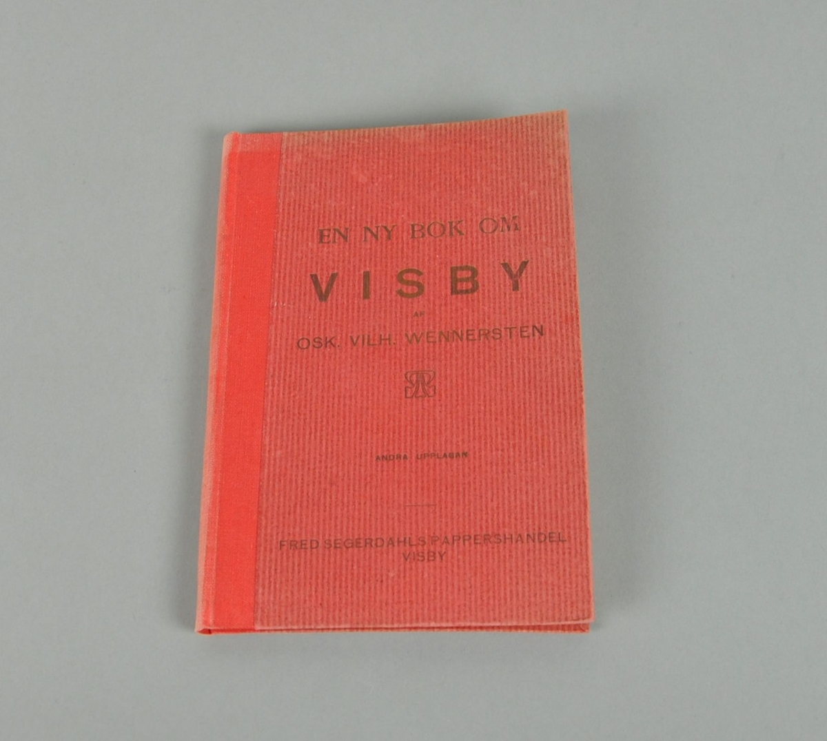 Reisehåndbok fra Visby, bundet i rød papp.