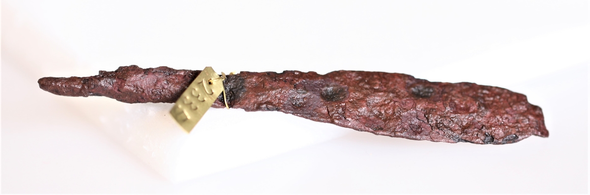 Pilspiss av jern fra vikingetiden, nærmest type Rygh 539, funnet på Dyrin 1909.