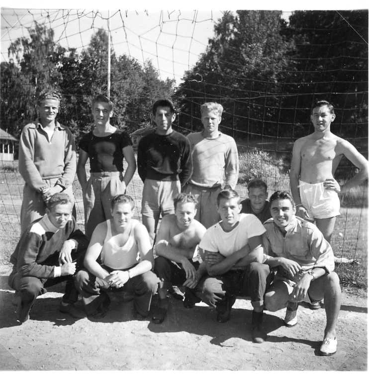Elva unga män i ett fotbollsmål på Åsavallen.