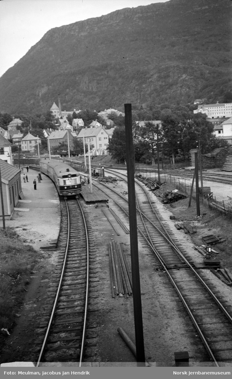 Motorvognsett type 8 (senere type 88) med Bergensekspressen fra Bergen til Oslo Ø, passerer Kronstad stasjon.