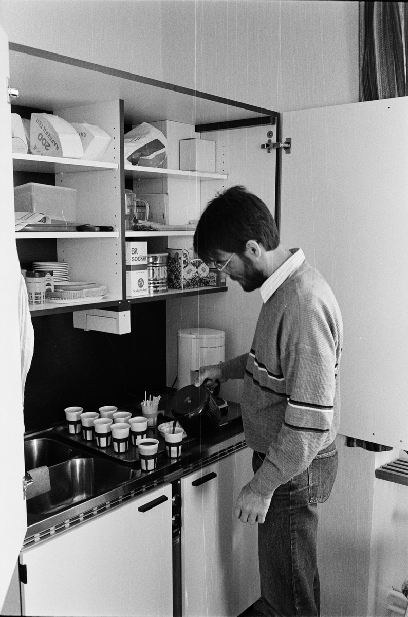 Gruvingenjör Bo Gustavsson tar kaffe vid "fikahörnet" på gruvkontoret, Dannemora Gruvor AB, Dannemora, Uppland augusti 1988