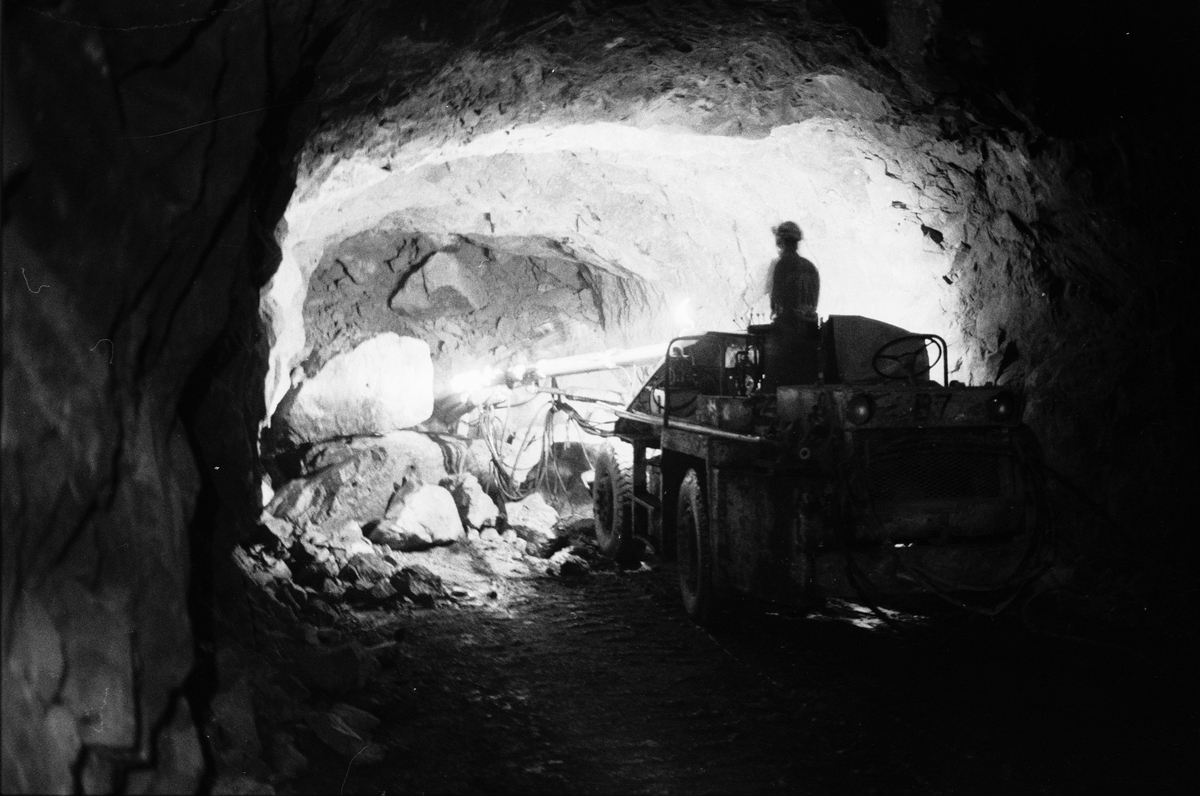Raslastare Tore Norbäck arbetar med borraggregat i gruvan under jord, Dannemora Gruvor AB, Dannemora, Uppland september 1988