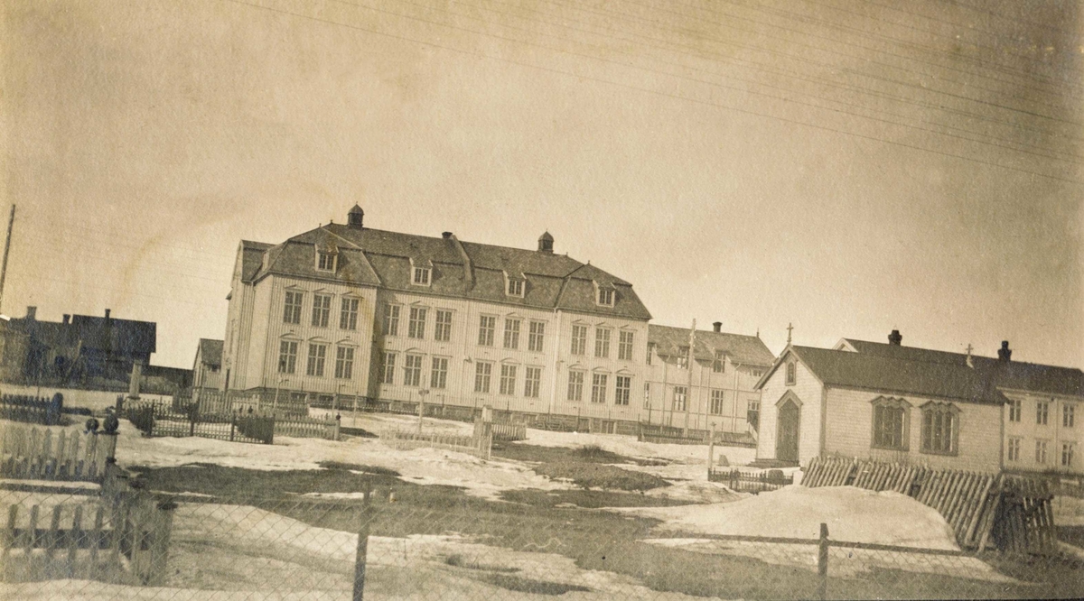 Skolen og kirkegården i Vadsø 1917-1918.