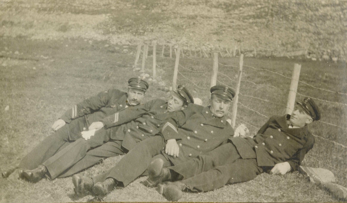 Sjømenn slapper av i gresset  1917-1918.
