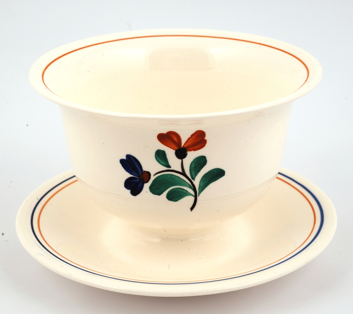 Middagsservise: Sausekopp. Med rund kopp og integrert asjett,  malt med dekorativt blomstermotiv på hvit grunnfarge.