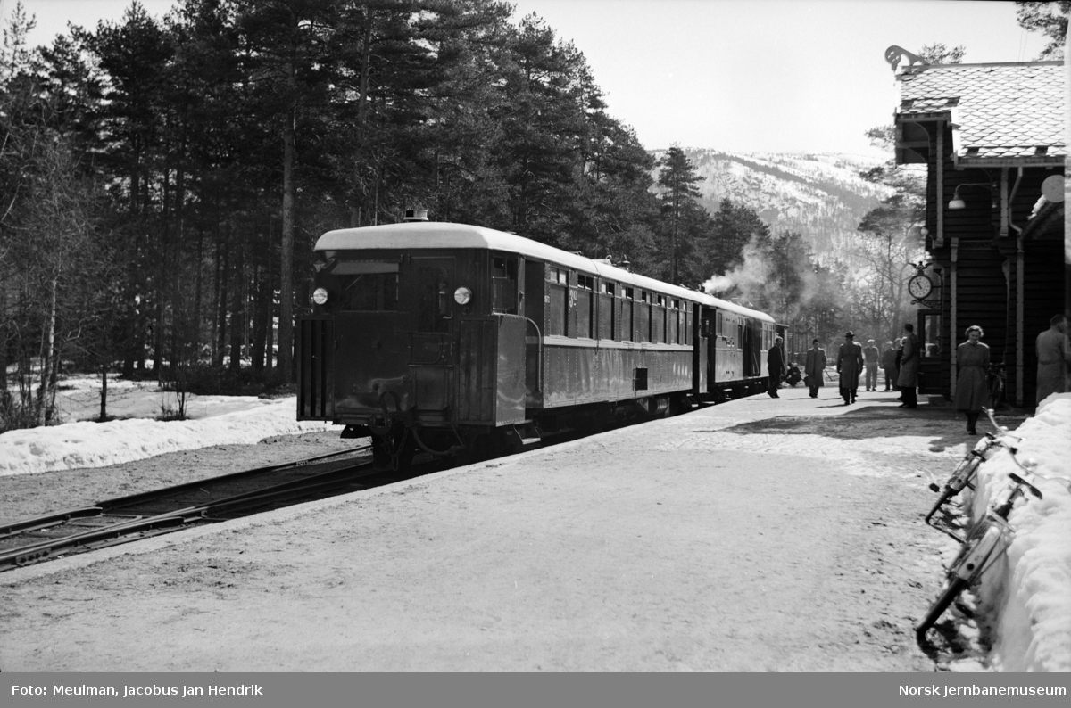 Motorvogn type Cmbo 1 nr. 2672 med tog fra Grovane på Byglandsfjord stasjon.