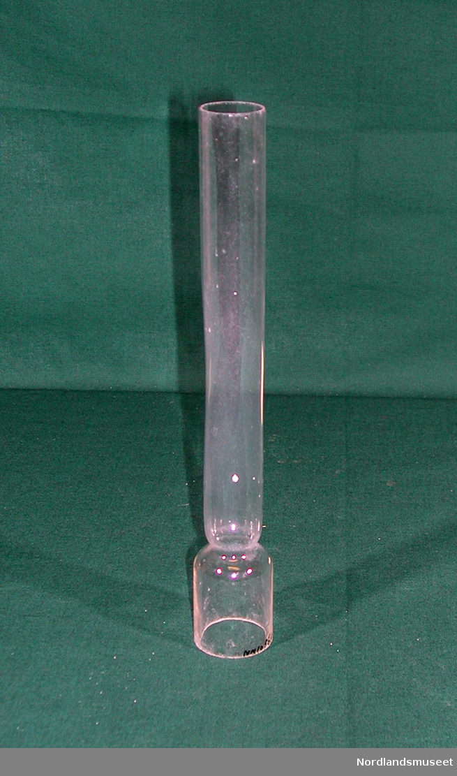Form: Sylinder m/ utbuling nederst.
