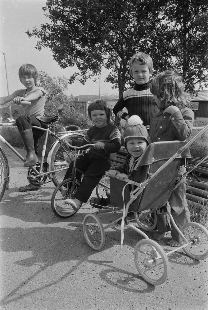 Leirfjord, Leland. Barn på sykkel og i sportsvogn. Navnene er ukjente.
Bildet fra Helgeland Arbeiderblad sin sommerpatrulje.
Finnes også som VBH.F.2011-010-0055