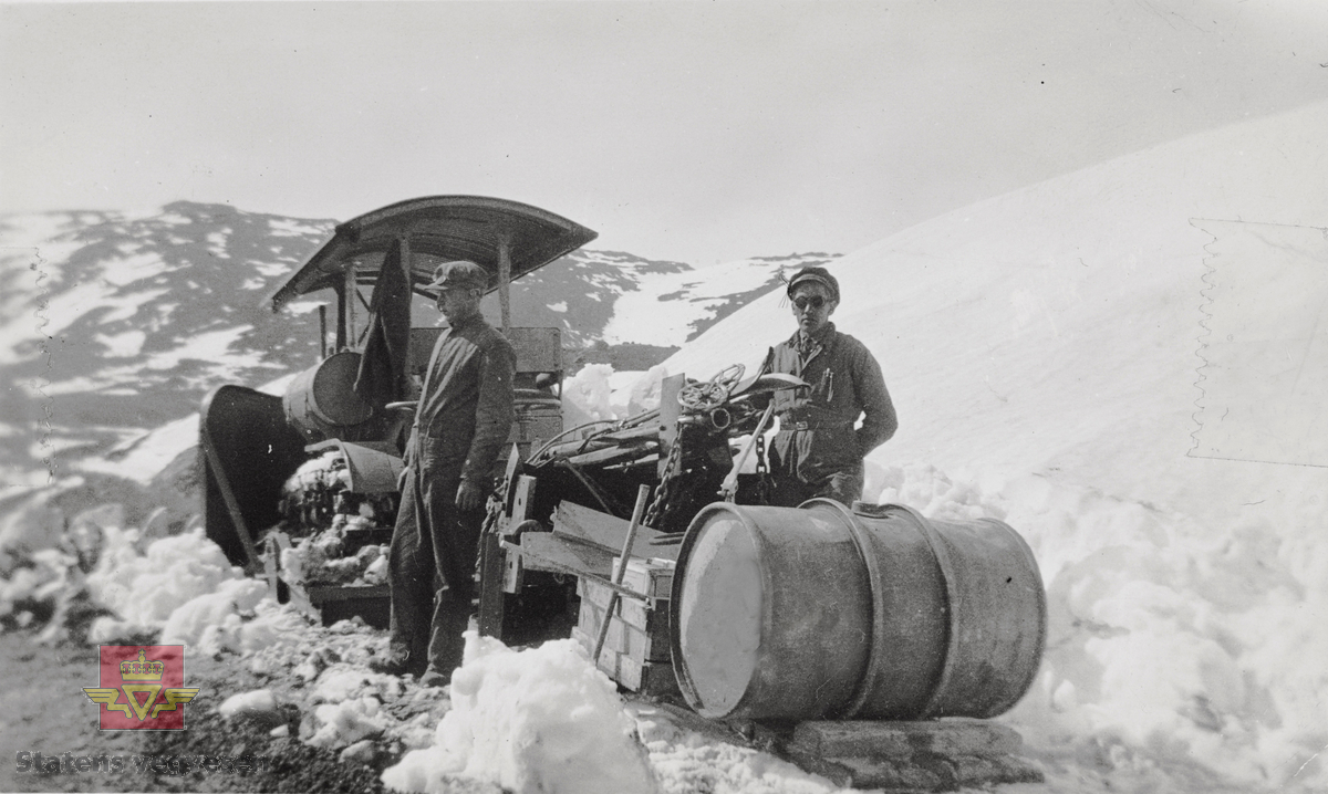 I 1928 ble det åpnet veg over Hardangervidda fra Eidfjord til Haugastøl. Strekningen Geilo – Haugastøl ble åpnet i 1938. Fram til 1940 var vegen over Hardangervidda vinterstengt. Vanligvis åpnet til St. Hans. To personer, beltegående traktor med frontplog, lastet med drivstoff og proviant mv er på veg fra Haugastøl innover vidda.