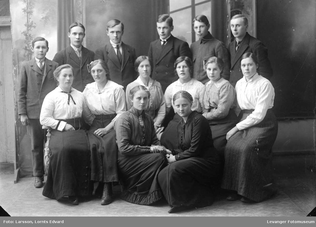 Gruppebilde av skoleklasse med unge menn og kvinner fra Bakketun i Verdal. Vinterkurs 1915-1916