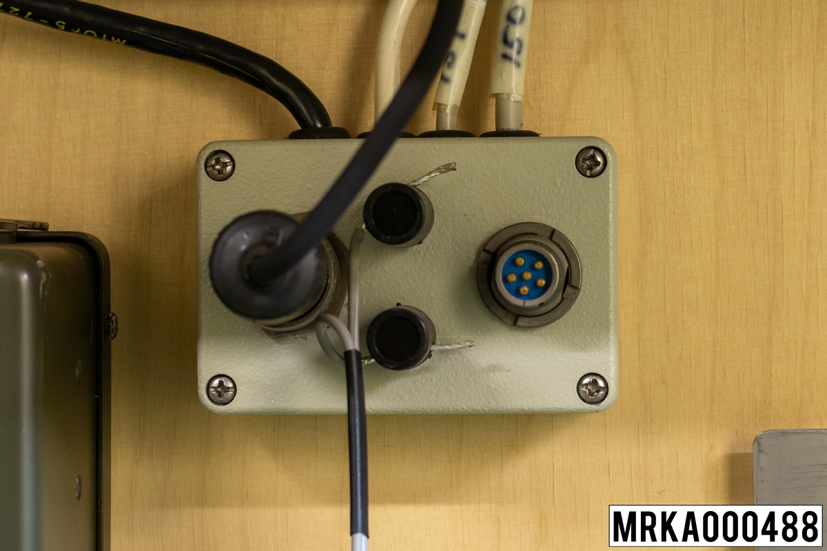 Högtalare med MF-förstärkare anpassar radiostationerna (Ra 146) till trådutrustningen. Den innehåller dessutom en högtalare för mottagning.