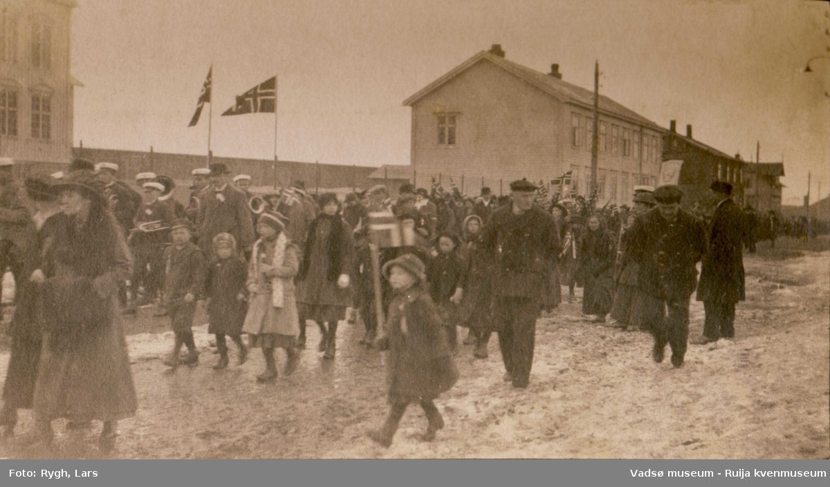 17. maitog i Vadsø 1918. Antatt foran sykehuset. Barn og matroser i toget.