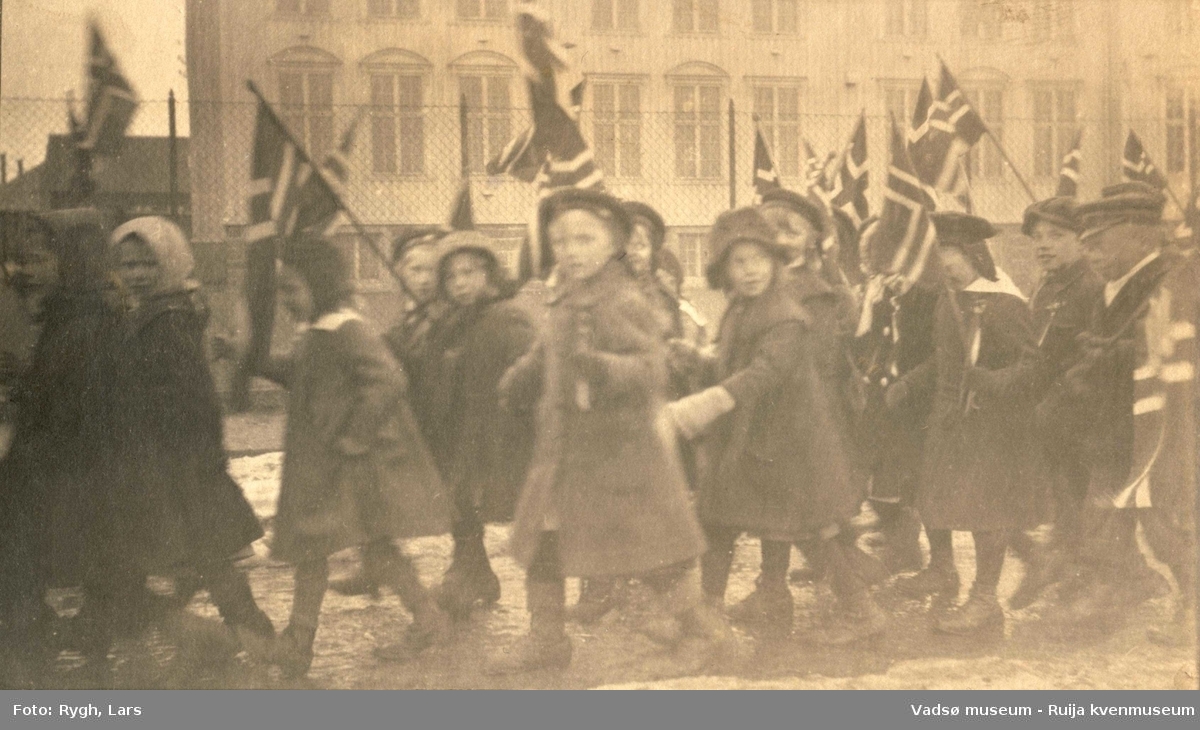 Barn i 17. maitog i Vadsø 1918. Antatt foran sykehuset.