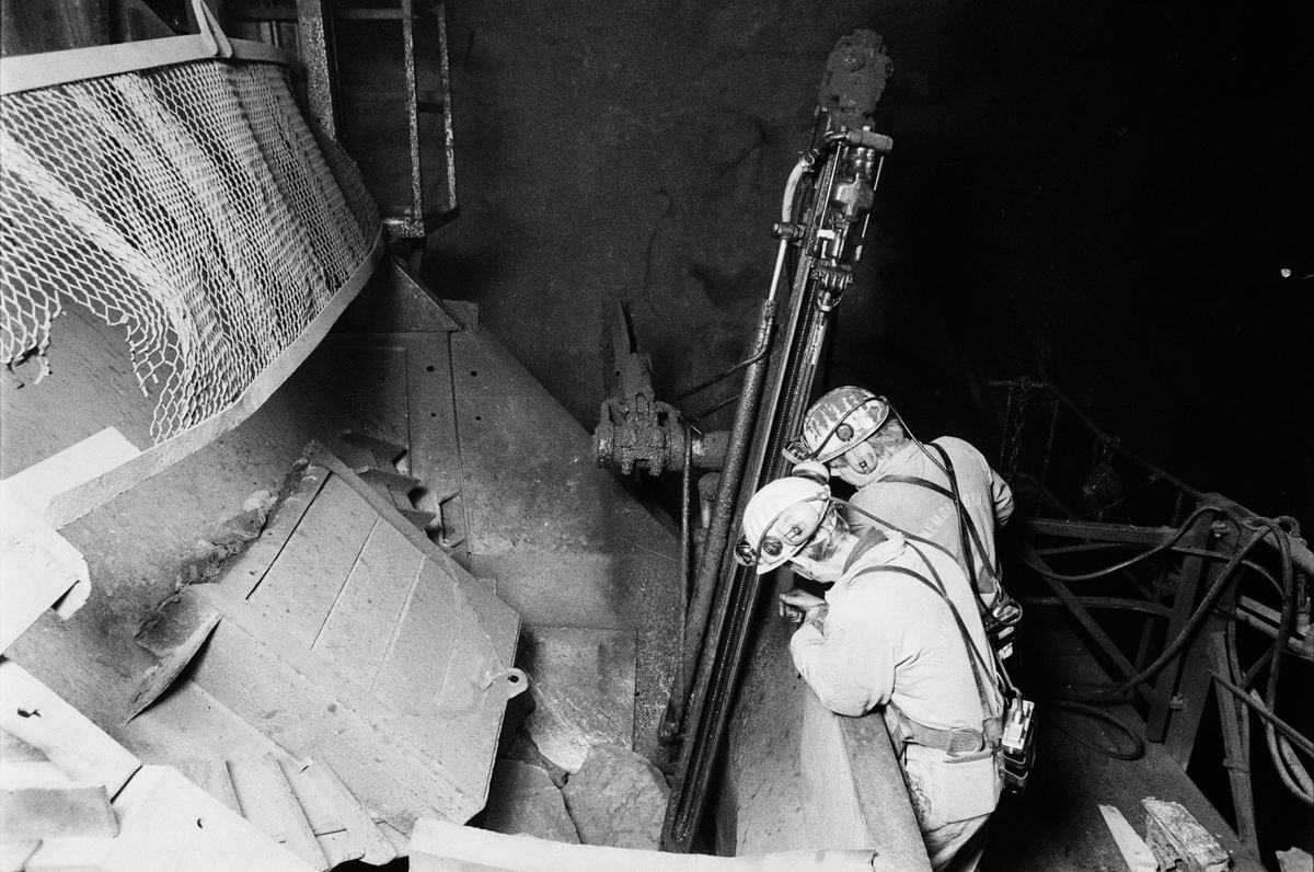 Gruvförman Olle Johansson och krossmaskinist Leif Eriksson borrar inför sprängning av ett skut i malmkrossen, gruvan under jord, Dannemora Gruvor AB, Dannemora, Uppland oktober 1991