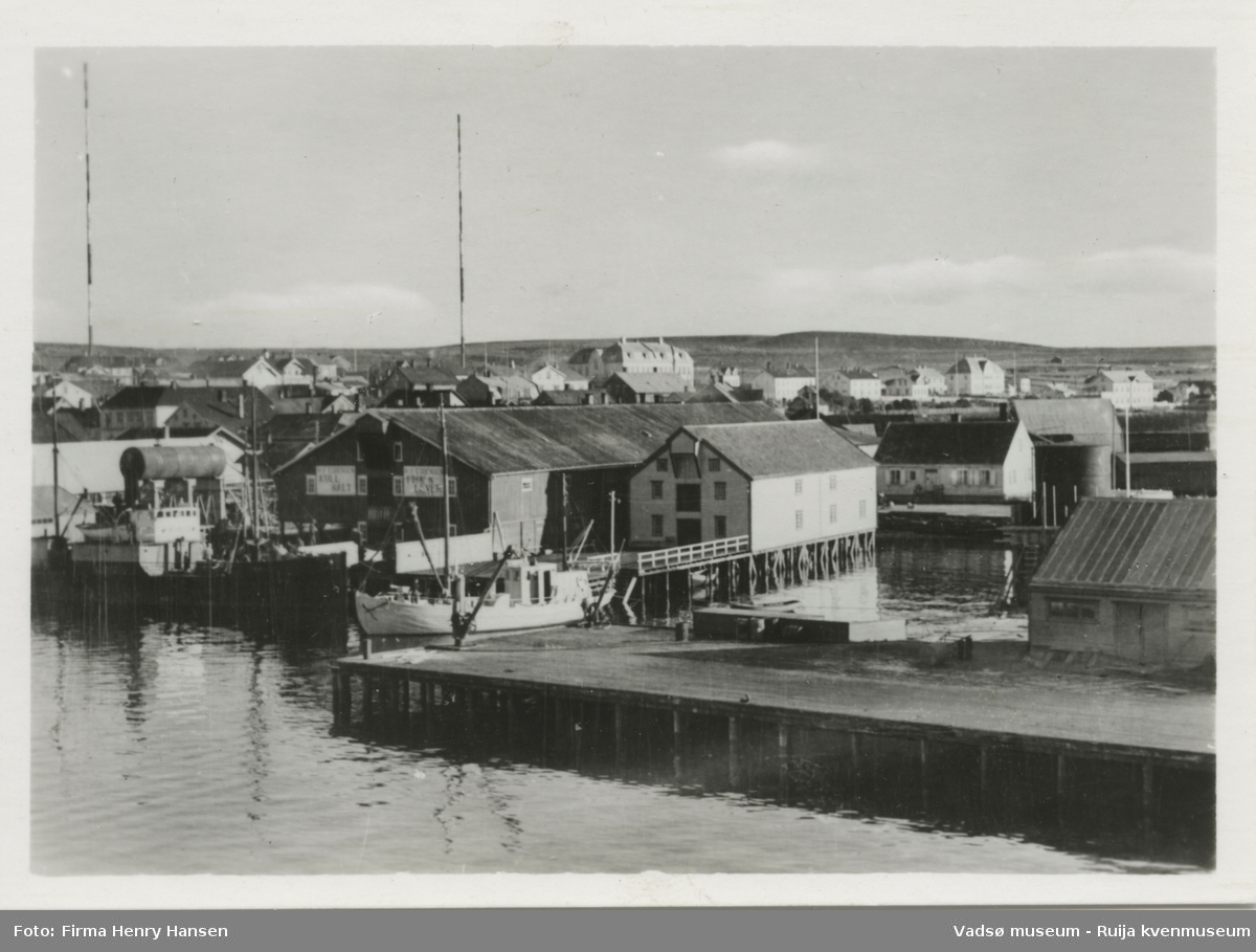 Deler av havneområdet i Vadsø, 1930-tallet. Dampskipskaia i forkant. H.F Esbensens lager midt i bild