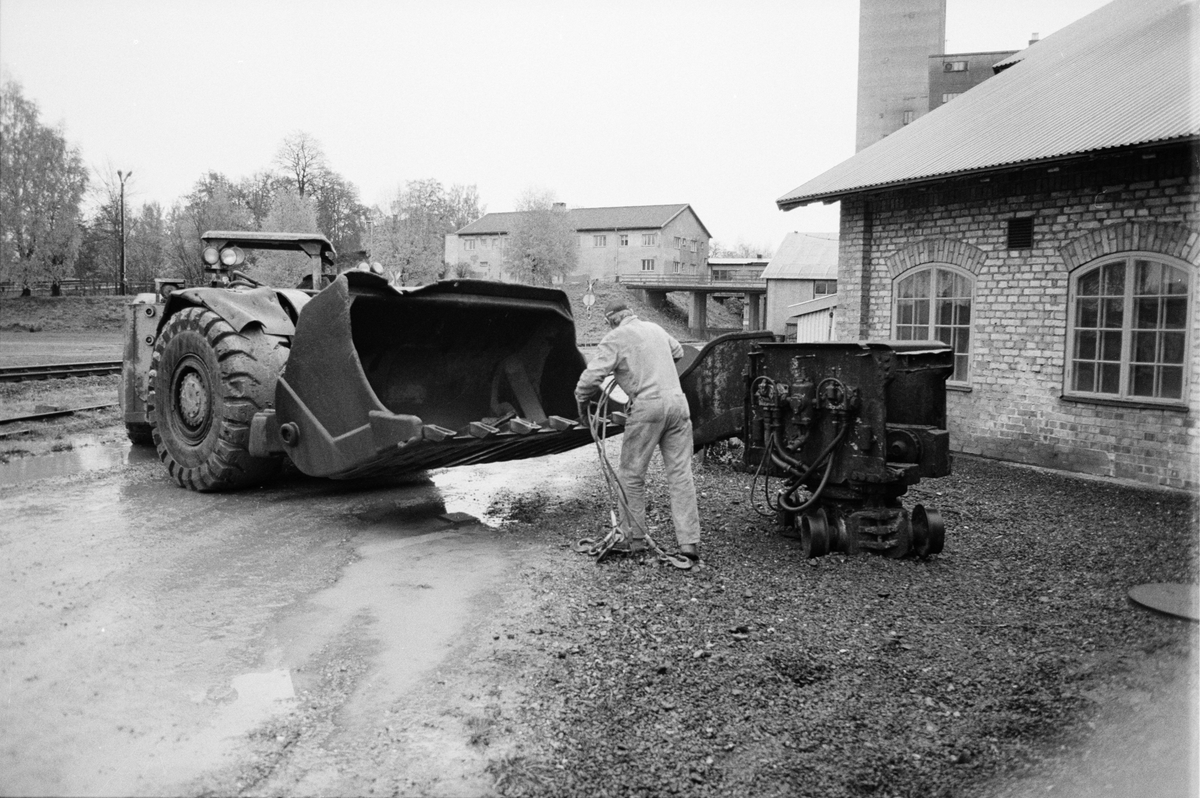 Reparatörerna Olle Johansson och Åke Lydh flyttar en kastlastmaskin, LM56, som användes på 1950 - 1960-talen, till förvaring i Norra Maskin, Dannemora Gruvor AB, Dannemora, Uppland 1992