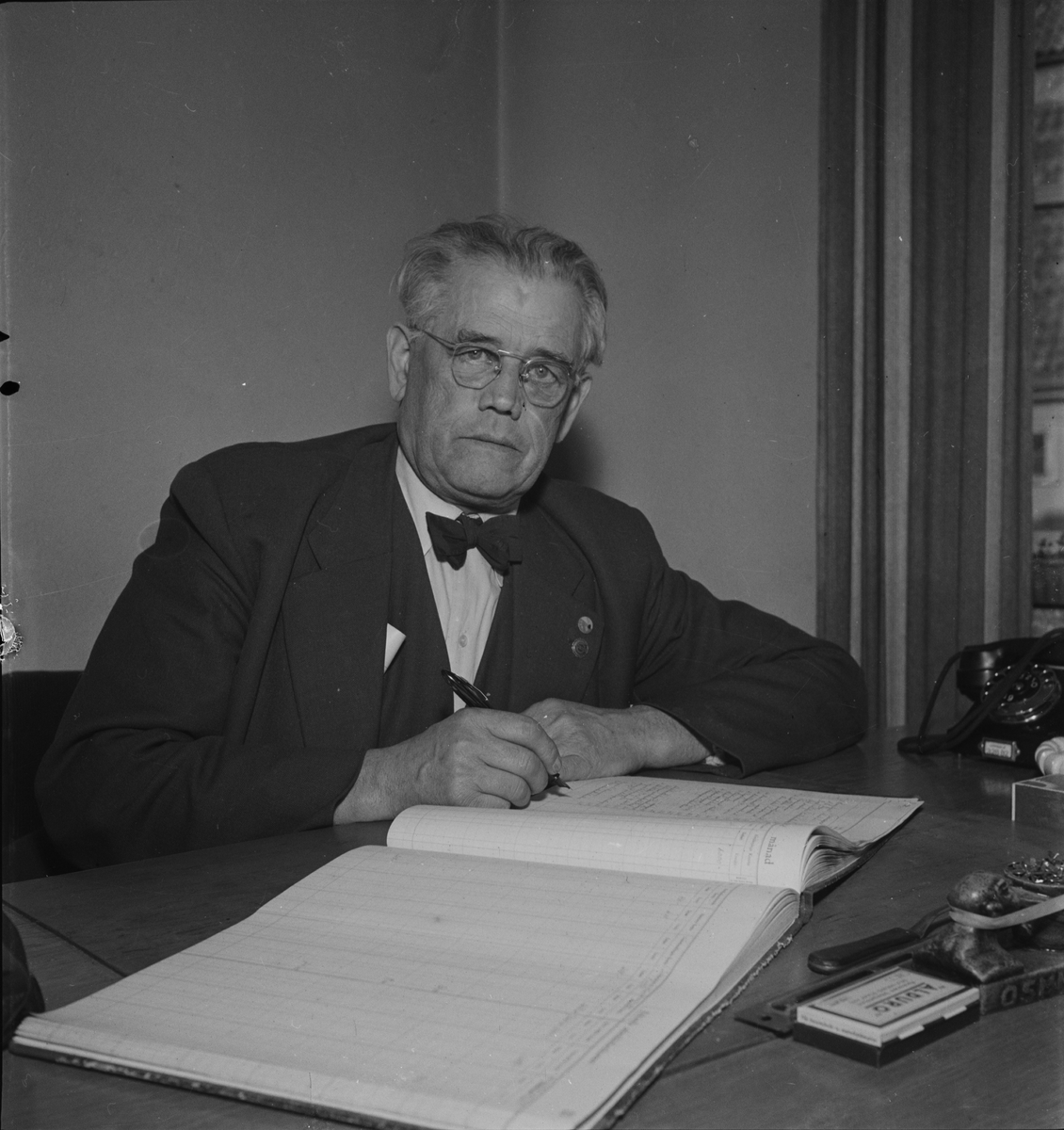 Ombudsman Karl Axel Åberg vid skrivbord, Uppsala 1955