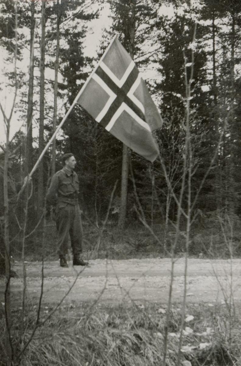 Norske polititropper med flagg klare for marsjering i Øreryd Sverige under 2. verdenskrig.
