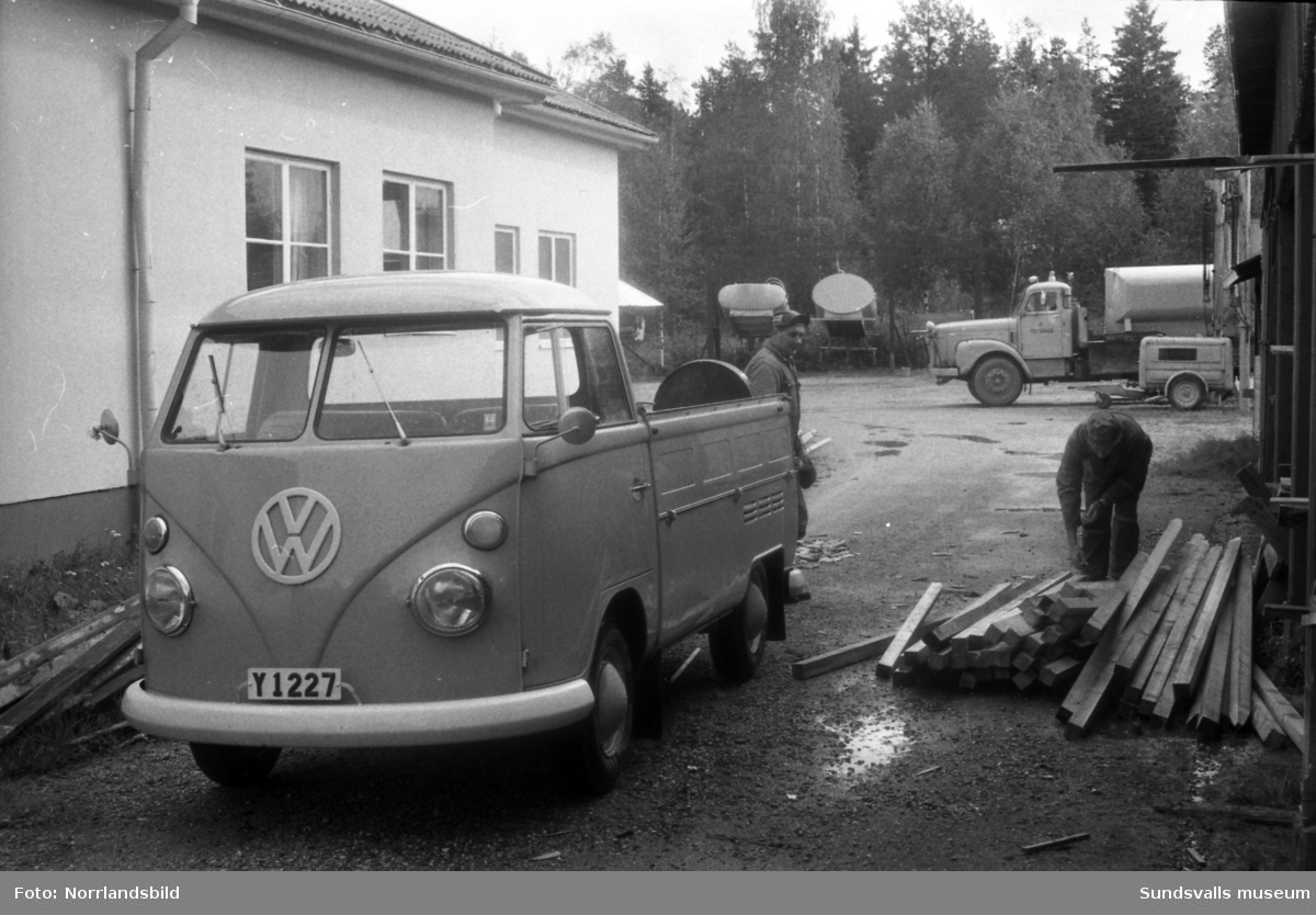 En Volkswagen pickup, Y 1227, används för att frakta någon form av stängselstolpar eller liknande.