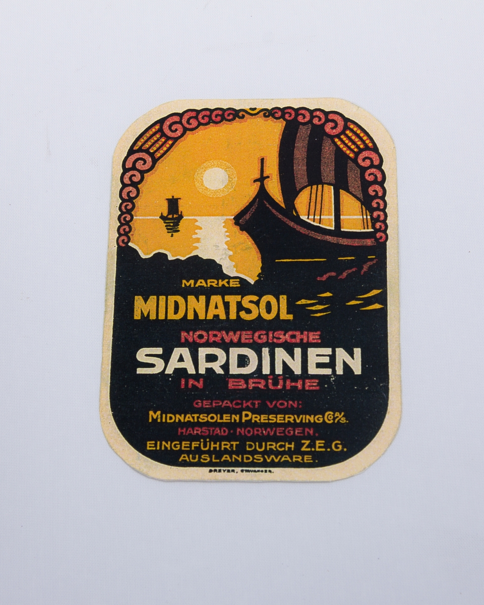 Etiketten er produsert for det tyske markedet med merkenavn Midnatsolen Preserving Co A/S.