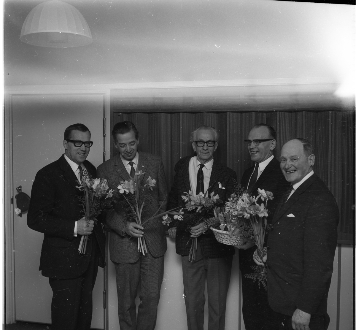 Fem herrar i kostym med blomsterbukett. Från vänster: Göran Malmvall, Frank Byrmo, okänd, fabrikör Jean Jansson från Solbacka, Ormestorp, Ölmstad samt Torsten Sandén från Bunnsfors, Ingeryd, Ölmstad. Troligen i anslutning till Skärstad kommunalnämnds sista sammanträde för året 1967.