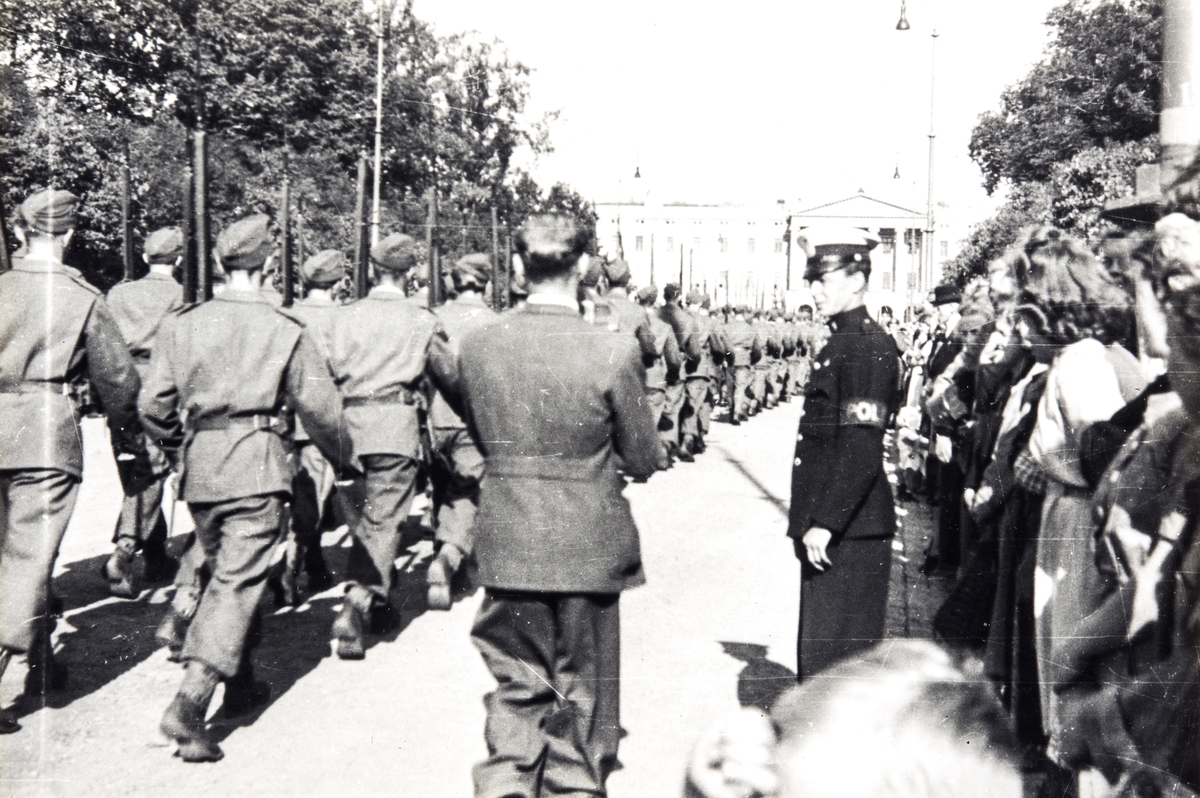 De norske polititropper i parade på vei opp til Slottet på de alliertes dag, 8 mai 1945.
