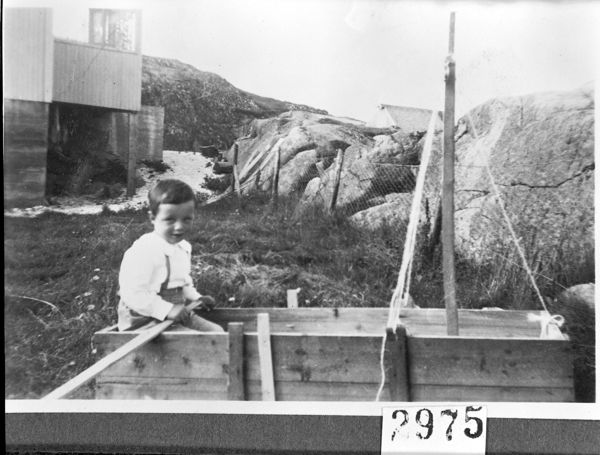 Sigurd Skatvold i lekebåten, Aursøya, Frøya.